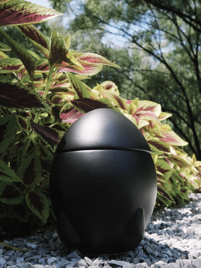 Celeste en Minnepote Urne med egenskaper av keramikk og designet av Pet for Life