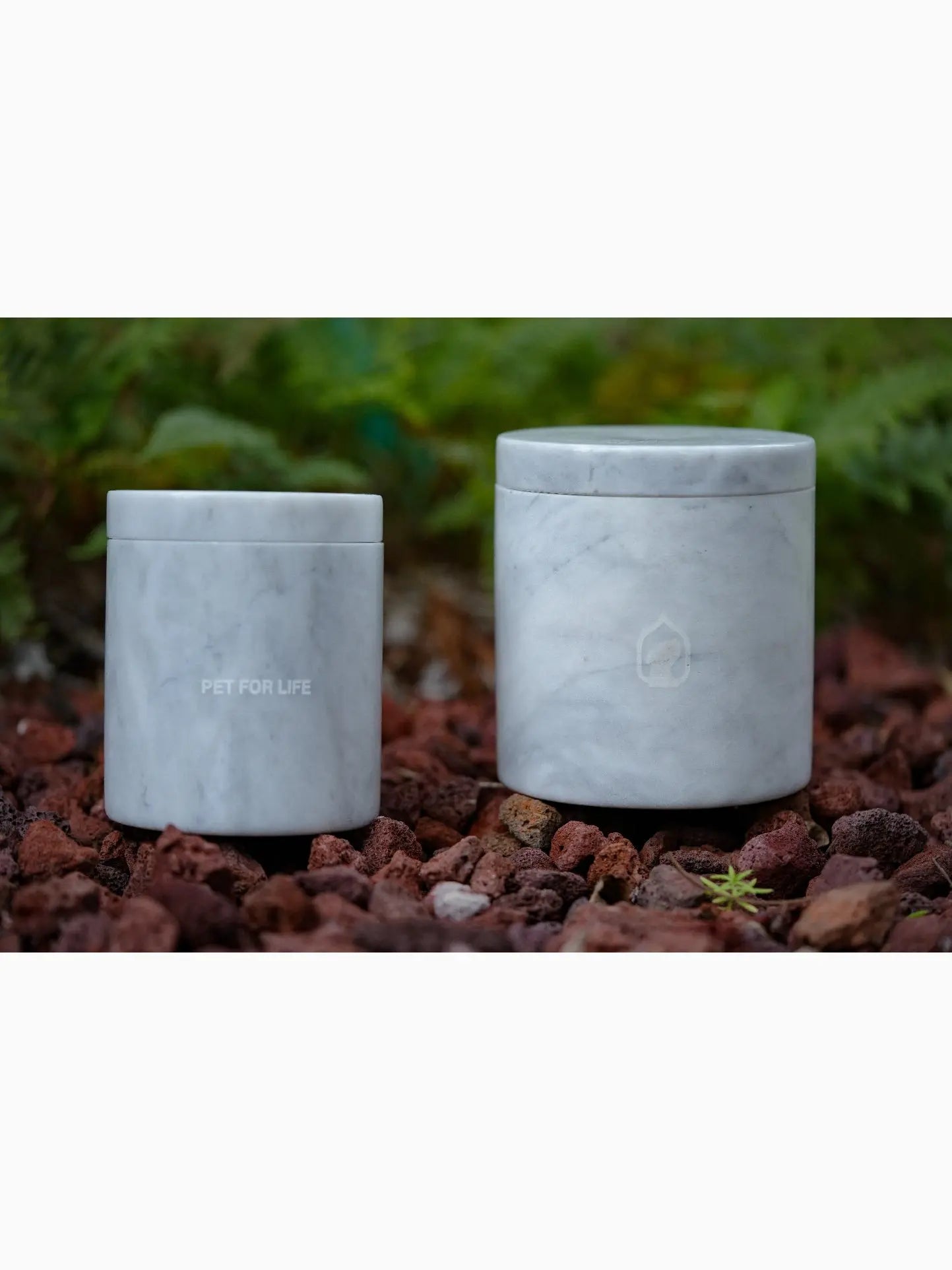 ETERNA en Minnepote Urne med egenskaper av marmor og designet av Pet for Life