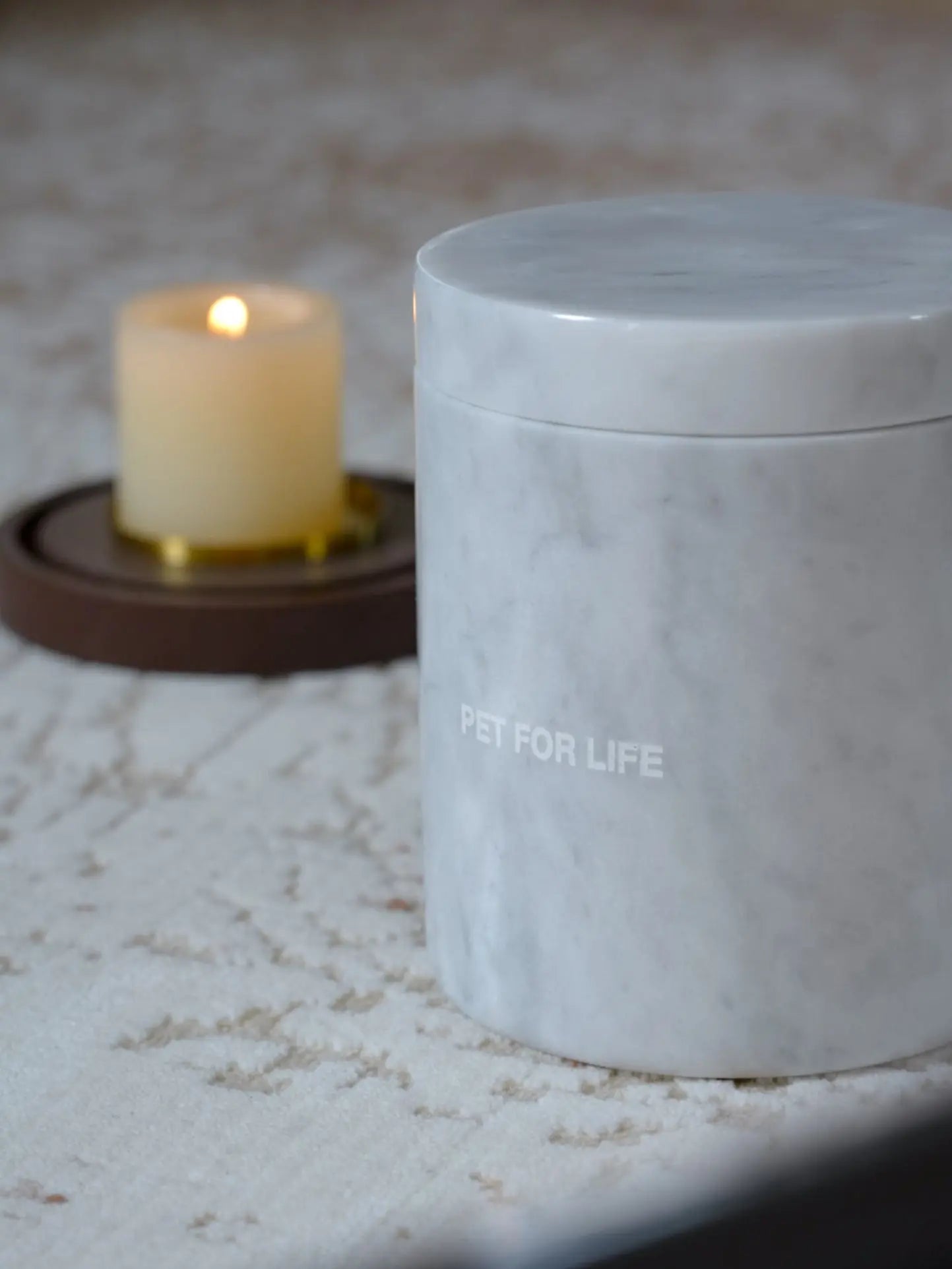 ETERNA en Minnepote Urne med egenskaper av marmor og designet av Pet for Life