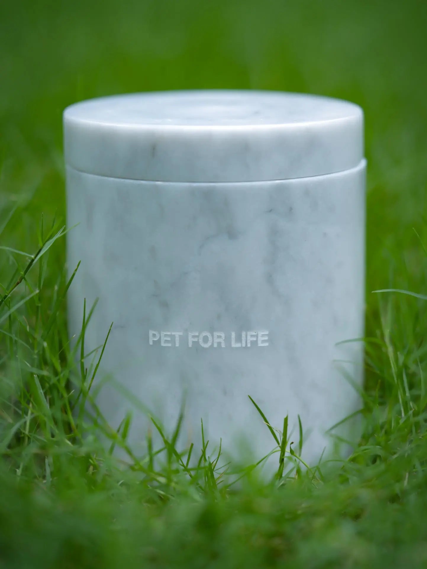 ETERNA en Minnepote Urne med egenskaper av marmor og designet av Pet for Life