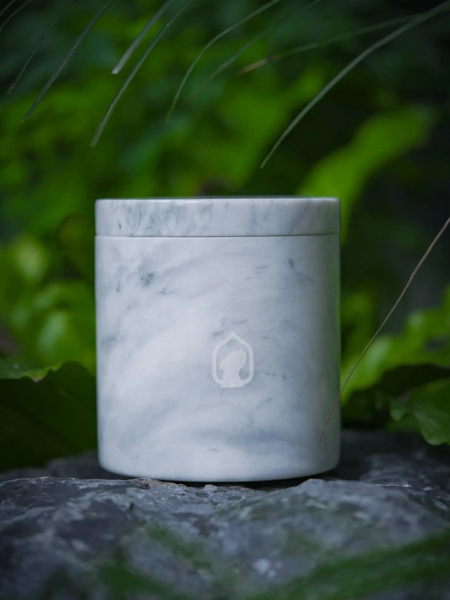 ETERNA en Minnepote Urne med egenskaper av marmor og designet av Pet for Life