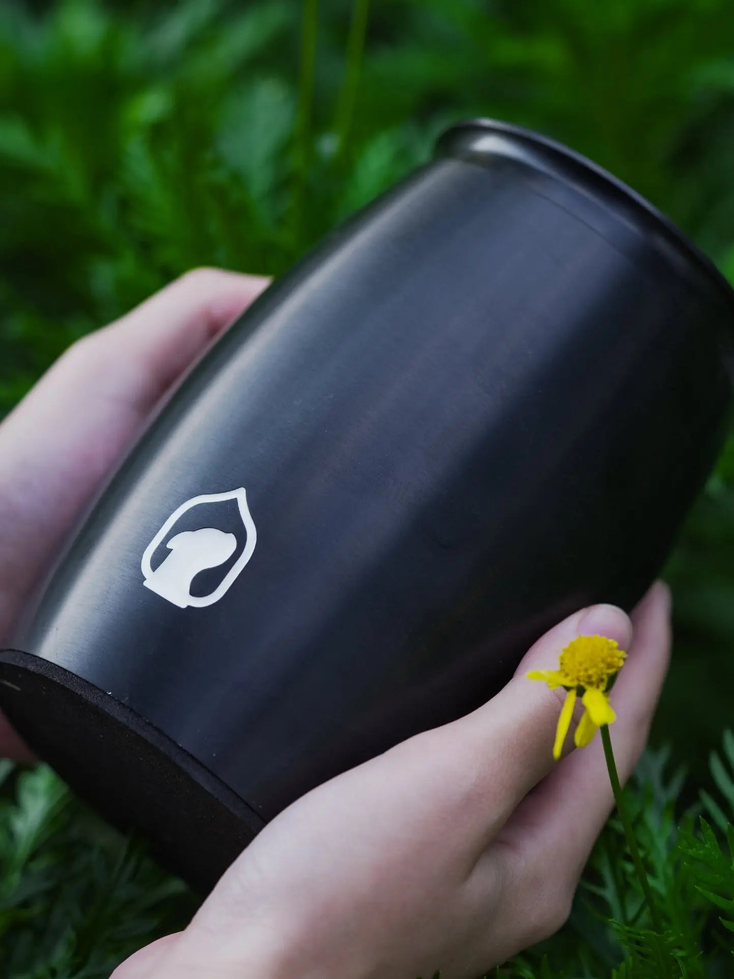 Noir en Minnepote Urne med egenskaper av metall og designet av Pet for Life