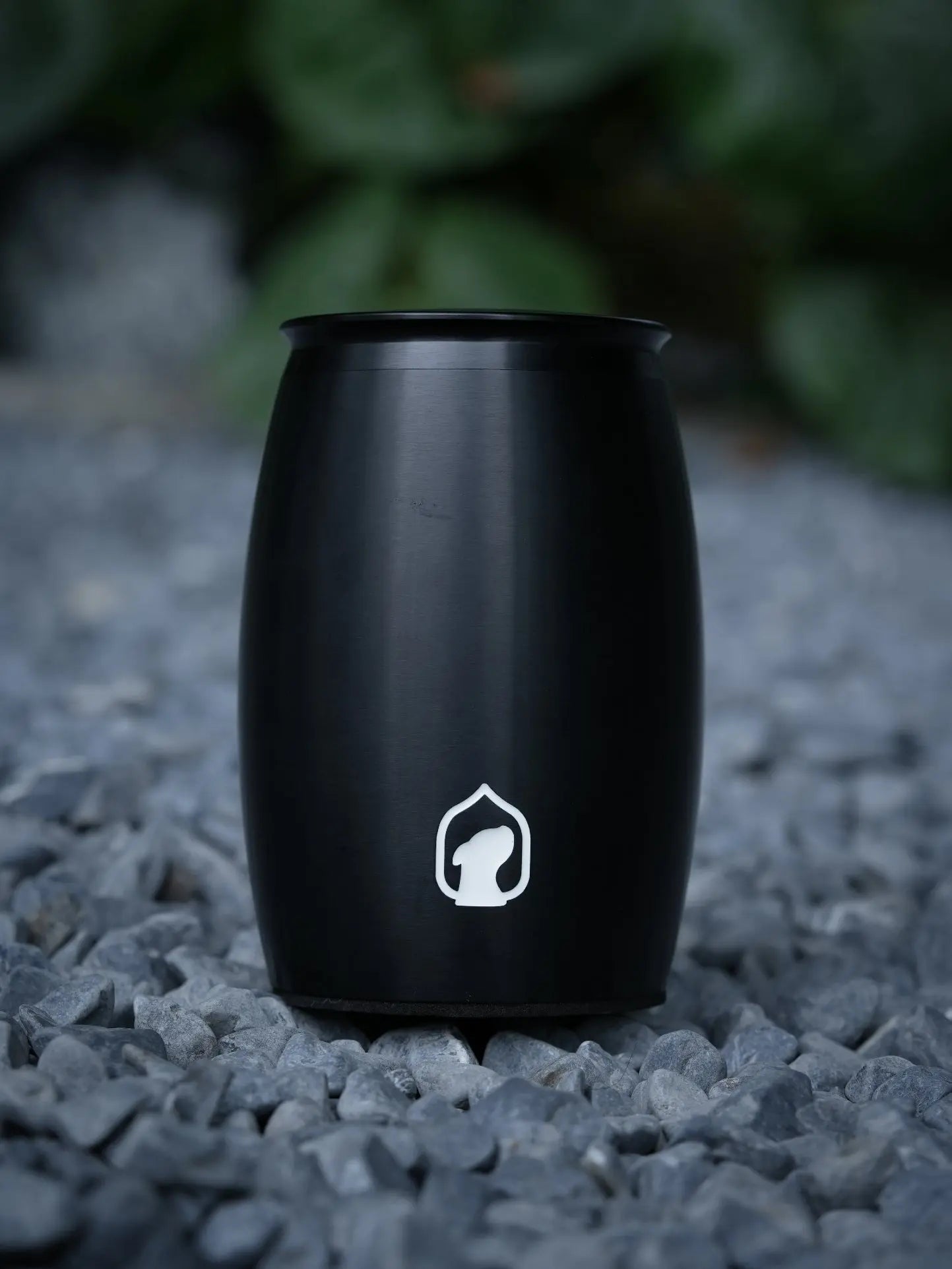 Noir en Minnepote Urne med egenskaper av metall og designet av Pet for Life