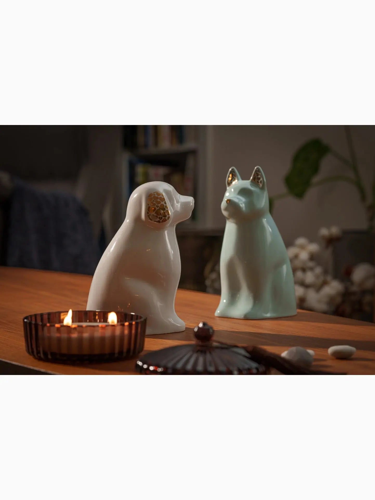 Cuddle en Minnepote Urne med egenskaper av keramikk og designet av Pulvis