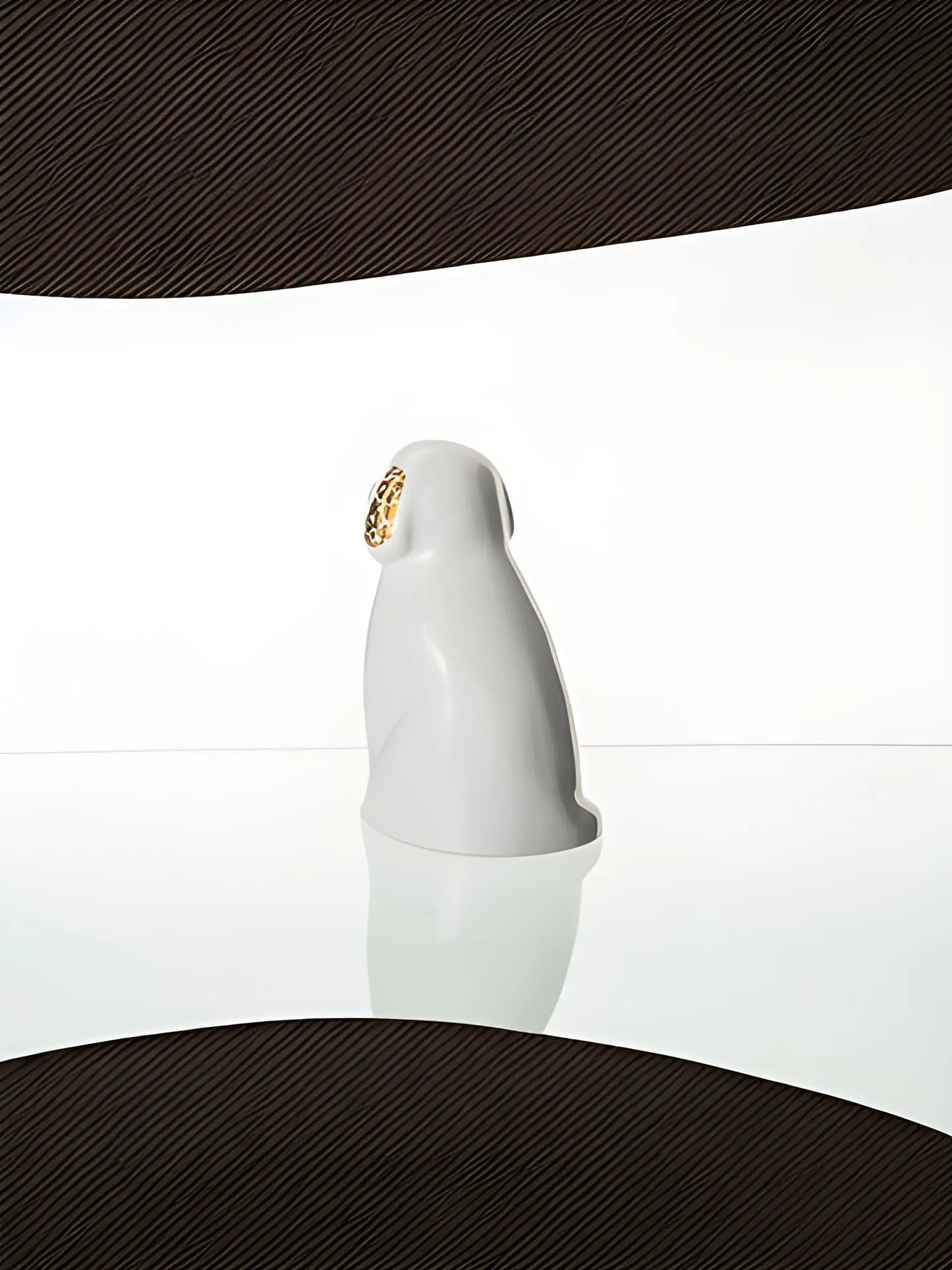 Cuddle en Minnepote Urne med egenskaper av keramikk og designet av Pulvis