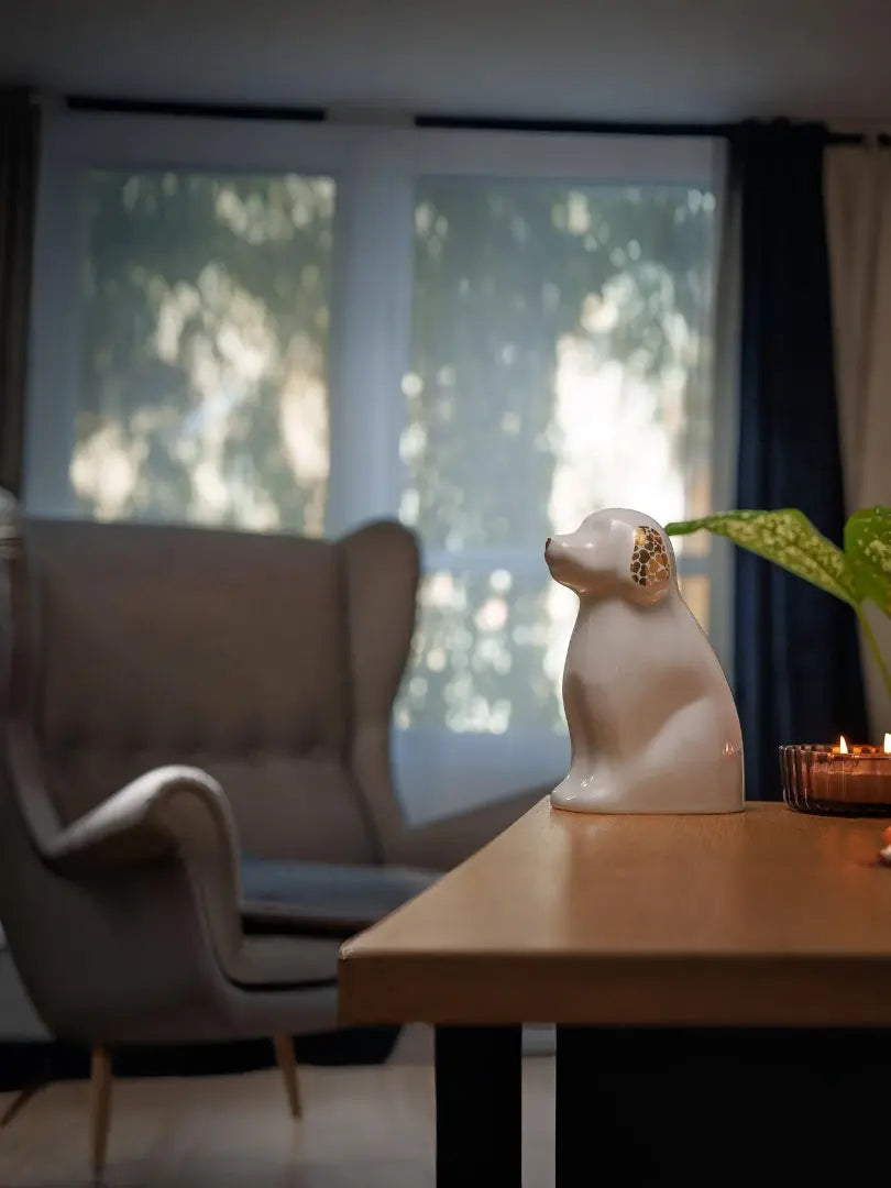 Cuddle en Minnepote Urne med egenskaper av keramikk og designet av Pulvis