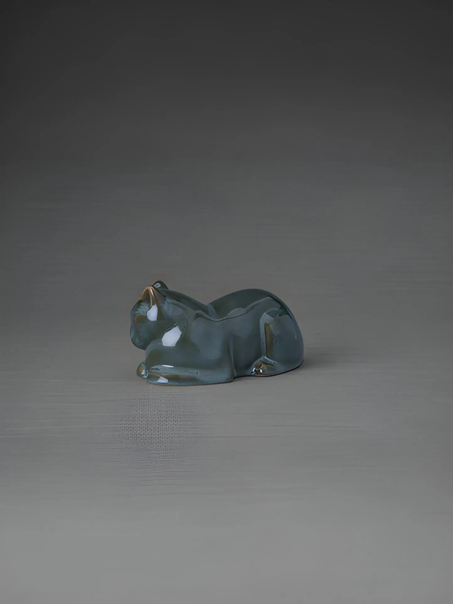 Katt en Minnepote Urne med egenskaper av keramikk og designet av Pulvis