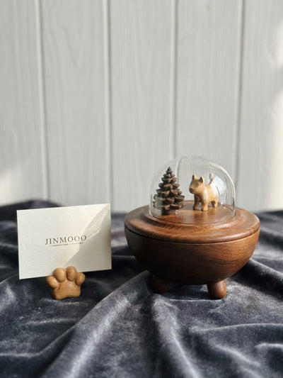 Et vakkert urne for hund i tre med et lite tre og hundefigur under en glasskuppel, vist med en symbolsk regnbue-effekt.